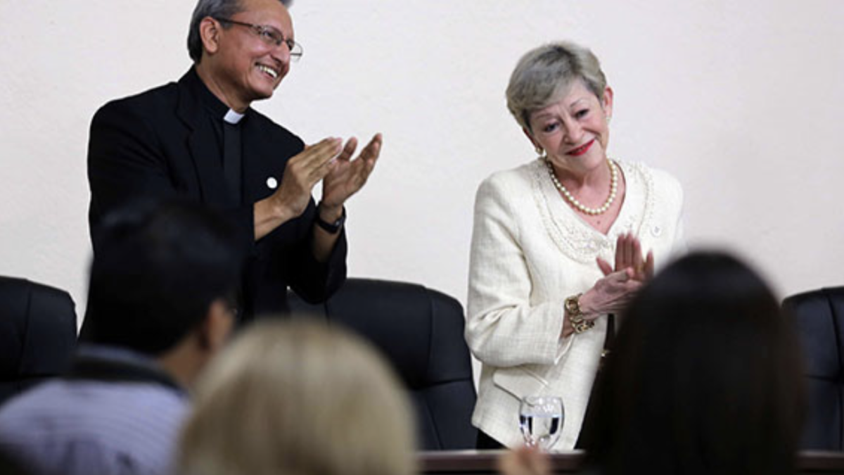 La doctora Mayra Luz Pérez, cuando entregó el cargo de rectora de la UCA al sacerdote jesuita José Idiáquez, en 2014. (Foto 19 Digital)