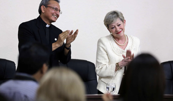 La doctora Mayra Luz Pérez, cuando entregó el cargo de rectora de la UCA al sacerdote jesuita José Idiáquez, en 2014. (Foto 19 Digital)