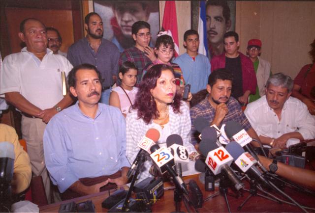 Rosario Murillo y Daniel Ortega junto a todos sus hijos durante la conferencia de prensa que ofrecieron en 1998 en la que Murillo aseguró que su hija, Zoilamérica Ortega Murillo, era una mitómana, al acusar a su padrastro, Daniel Ortega, de violación sexual. LA PRENSA/ ARCHIVO