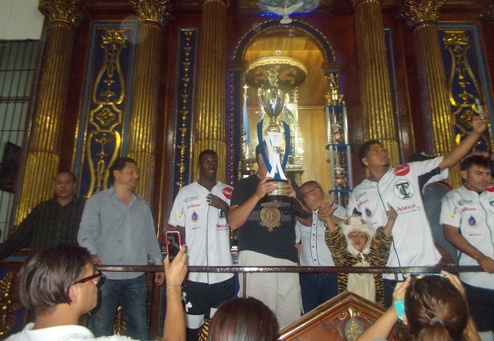 Los chinandeganos junto al equipo, visitaron la basílica menos de Nuestra Señora del Trono en El Viejo, Chinandega. LA PRENSA/SAÚL MARTÍNEZ