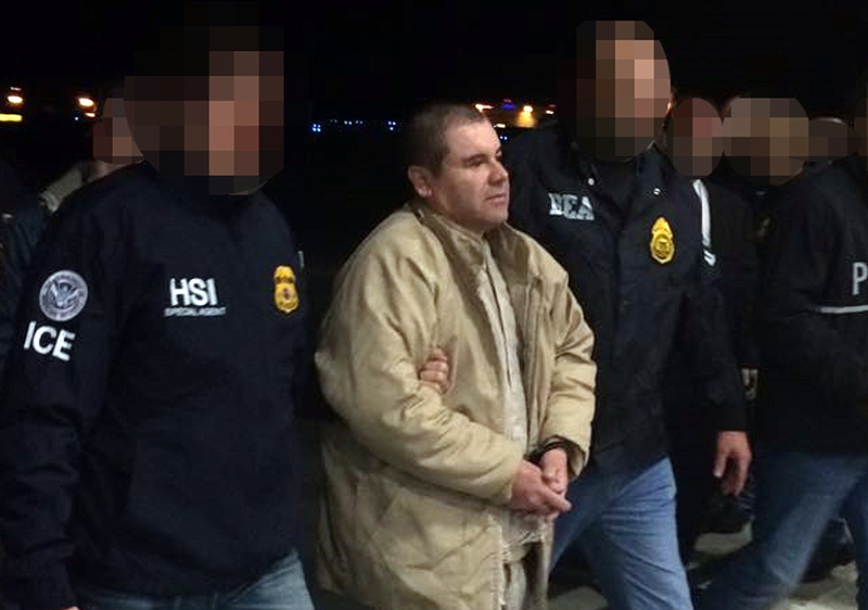 Joaquín "El Chapo" Guzmán escoltado por agentes de la DEA. AFP