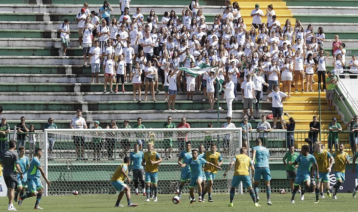 Los nuevos jugadores de Chapecoense se han entrenado ante su hinchada. LA PRENSA/AP/Andre Penner