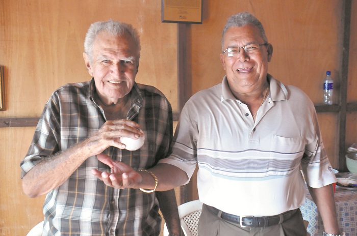 Argelio Córdova entrega la pelota a Julio Juárez el 3 de diciembre del 2012, cuarenta años después de la gesta heroica de Nicaragua ante Cuba. LA PRENSA/ARCHIVO