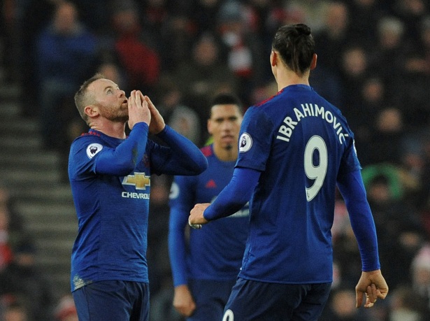 Wayne Rooney hizo historia con el Manchester United al convertirse en el máximo goleador, con 250 tantos. Foto: AP