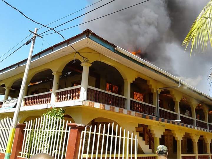 Fachada del hotel de Bilwi en llamas. LA PRENSA/Cortesía
