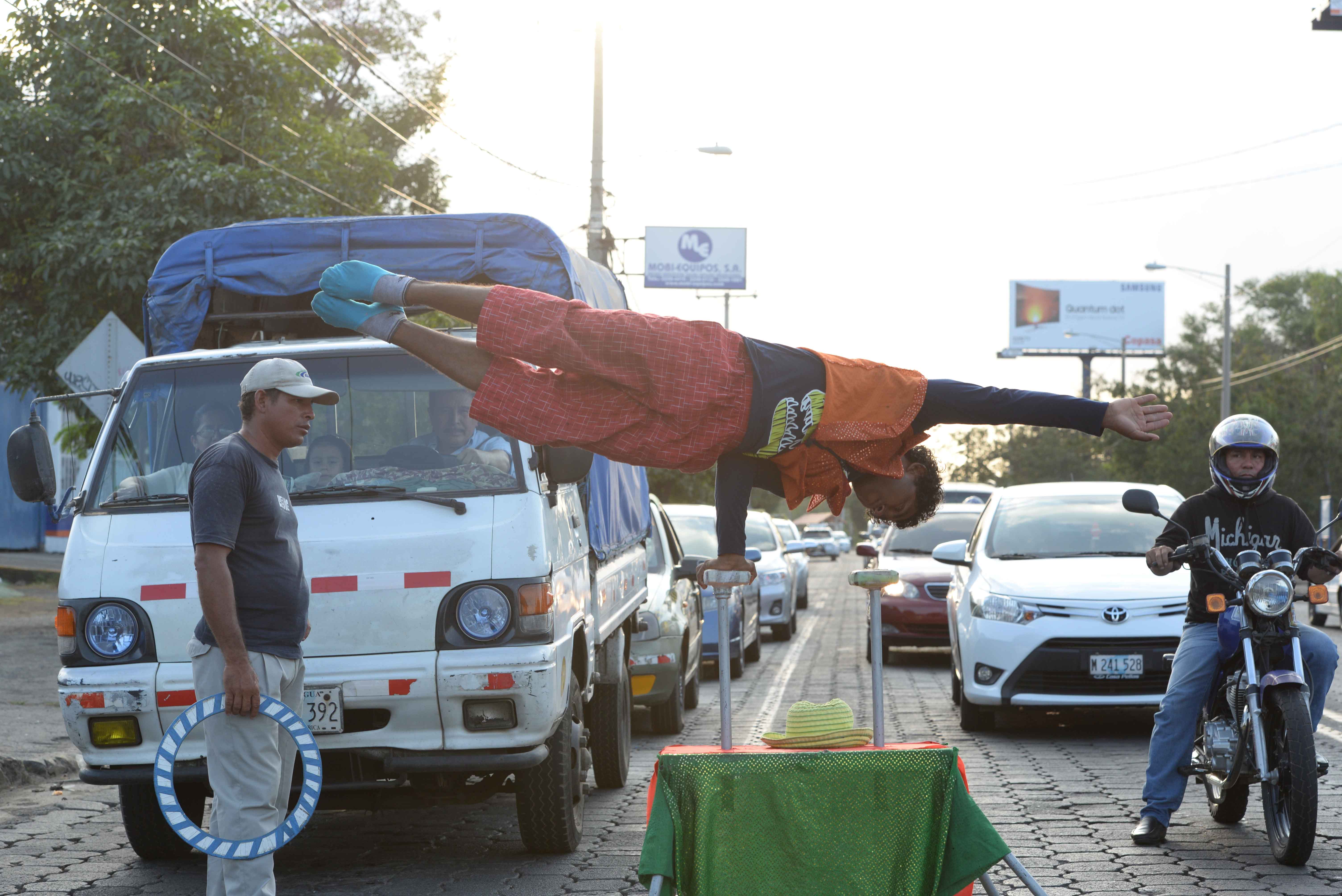 Nehemías Velásquez se equilibra y hace malabares con clavas. Es un artista circense formado en carpas, pero prefiere trabajar de forma independiente por la poca paga que le ofrecen.