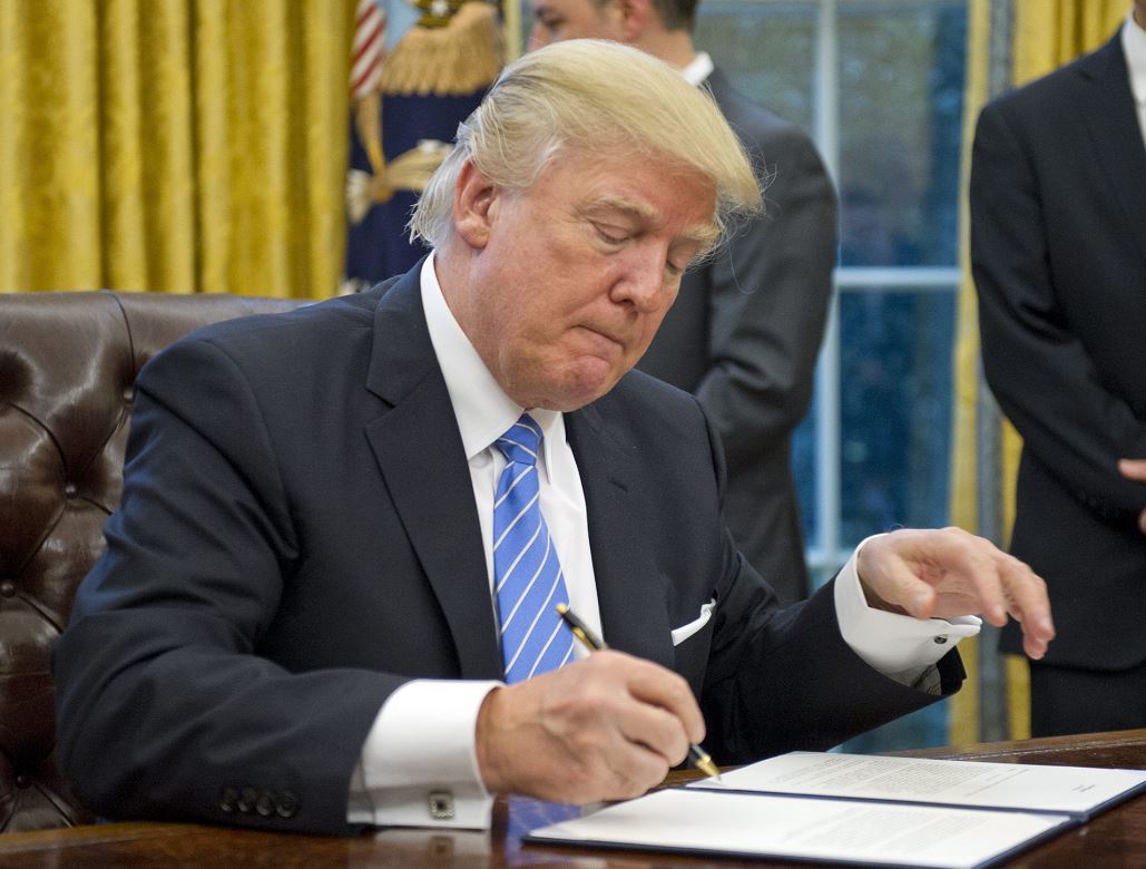 Trump firma retiro de EE.UU del tratado de comercio TPP