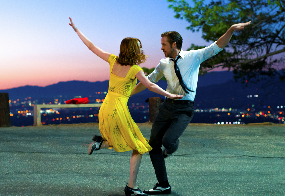 Ryan Gosling, a la derecha, y Emma Stone en una escena de "La La Land". LA PRENSA/AP