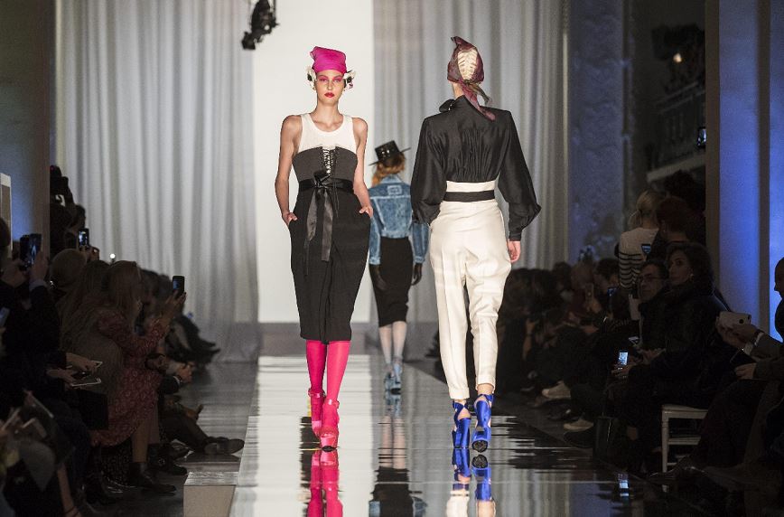 ¡Desfile de Alta Costura en París!
