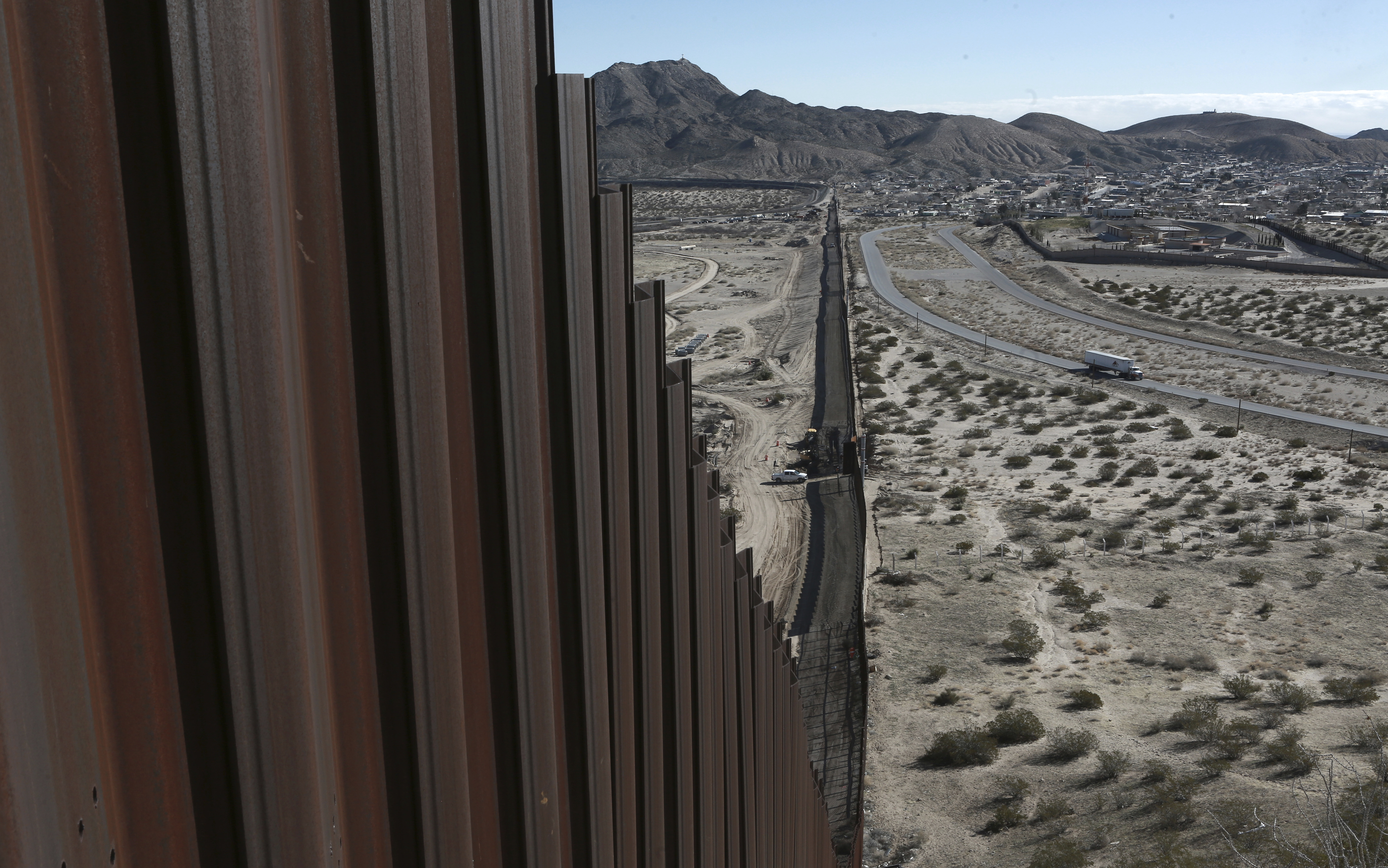 Trump aprueba construcción de muro fronterizo