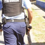 Un oficial lleva las armas utilizadas por los delincuentes que se enfrentaron a la Policía la mañana de este jueves en el barrio San Luis de Managua. LA PRENSA/M. ESQUIVEL