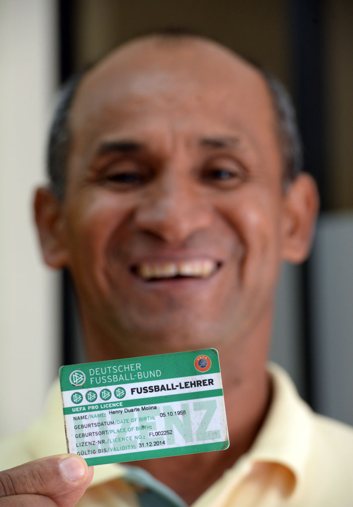 Henry Duarte muestra su carnet de Licencia UEFA PRO que obtuvo en Alemania. LA PRENSA / Uriel Molina.