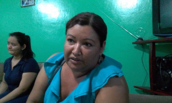 "Tengo mi escritura, mis recibos de pago, constancia de mis salarios de cuando estaba pagando mi casa y aún así no me la regresaron", dice doña Rosa Esmeralda Salmerón. LA PRENSA/ M. VÁSQUEZ