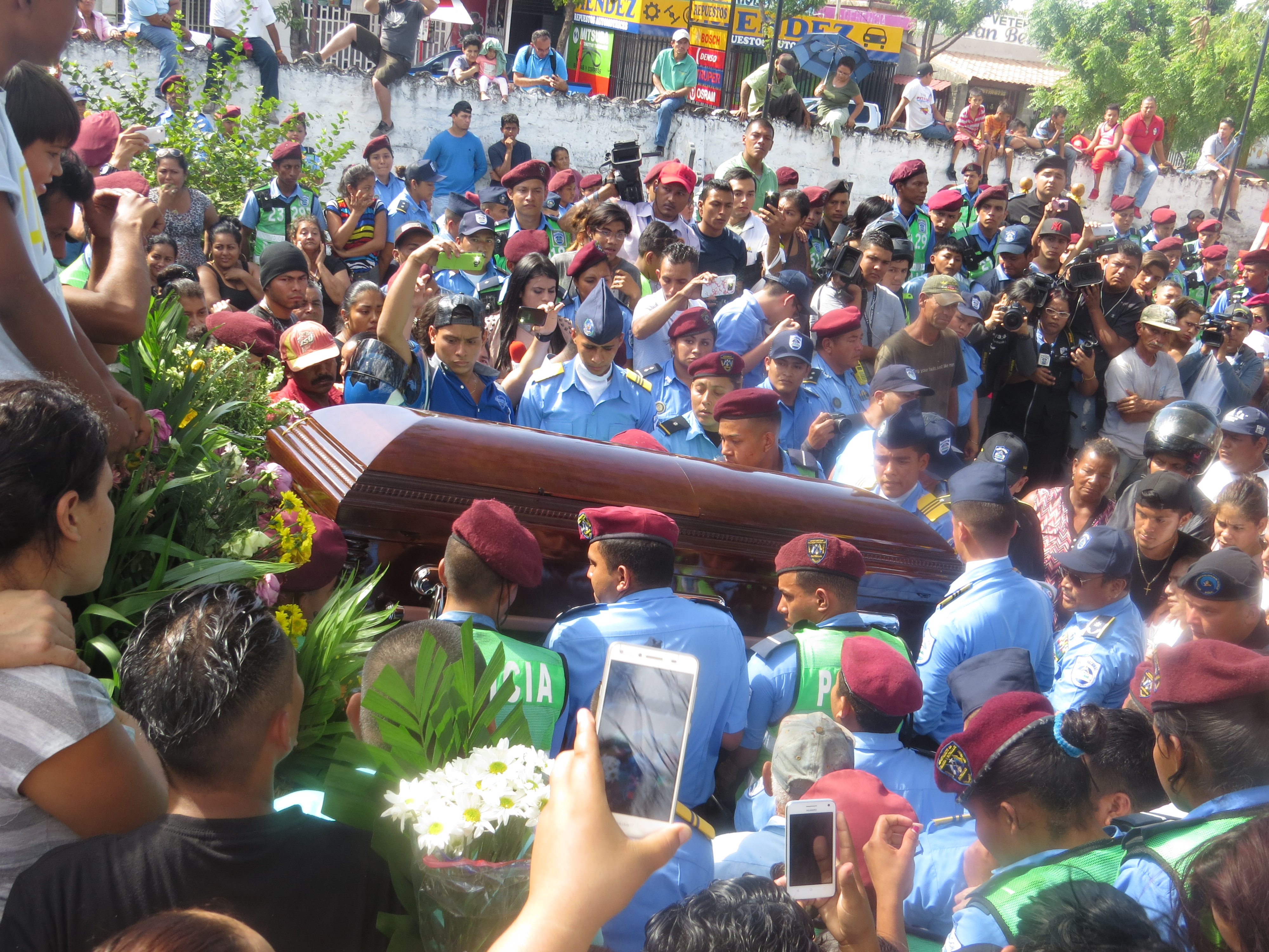 Familiares y compañeros dan el último adiós al subinspector Julio César Narváez, fallecido en una balacera el pasado jueves. LA PRENSA/F.Navarro.