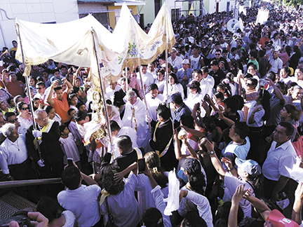 La fila de personas parecía interminable. LA PRENSA/N.GALLEGOS