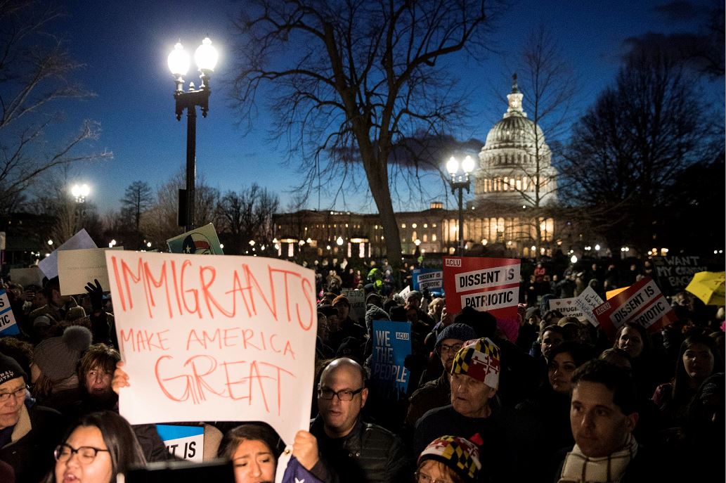 Personas junto con integrantes del Senado y la Cámara de EE.UU. participaron este lunes en una manifestación en oposición a la prohibición de inmigración del presidente de EE.UU. Donald Trump, en frente de la Corte Suprema en Washington. EFE