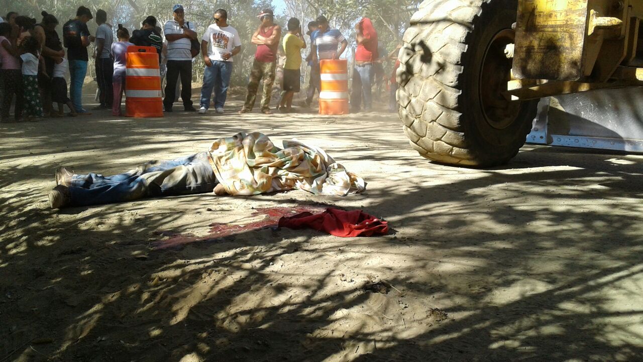 Hombre muere al pasarle un tractor encima