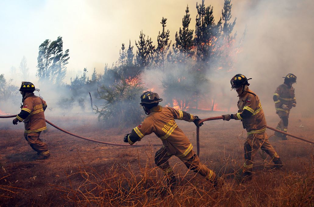 Bomberos combaten un incendio forestal en la localidad de Villa La Unión, en la región del Maule, al sur de Santiago. EFE
