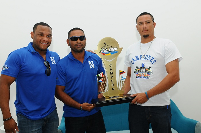 Curt Smith, Jimmy González y Wilber Bucardo sostuvieron el trofeo de campeón de la Serie Latinoamericana, ganado por los Tigres de Chinandega. LA PRENSA/CARLOS VALLE