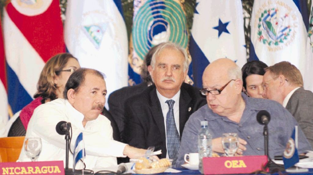 José Miguel Insulza medió en la crisis política en la era de Enrique Bolaños, cuando el FSLN y el PLC se unieron en el Parlamento para restarle poderes al Ejecutivo.