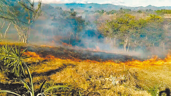 Con los pocos recursos que poseen los bomberos, en coordinación con otras instancias, se han sofocado incendios en diferentes lugares de Ocotal. LA PRENSA/A. LORÍO