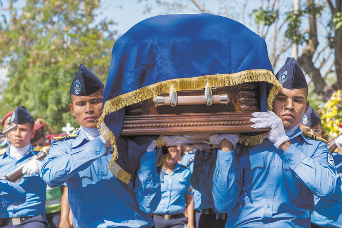 Dos policías y un sospechoso murieron hace ocho días en un tiroteo en plena vía en el barrio San Luis, de Managua. LA PRENSA/L. VILLAGRA
