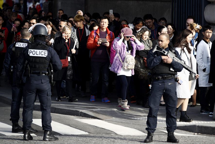 Policía frustra ataque en el museo Louvre de París