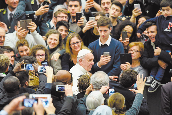 Papa Francisco alerta a consagrados