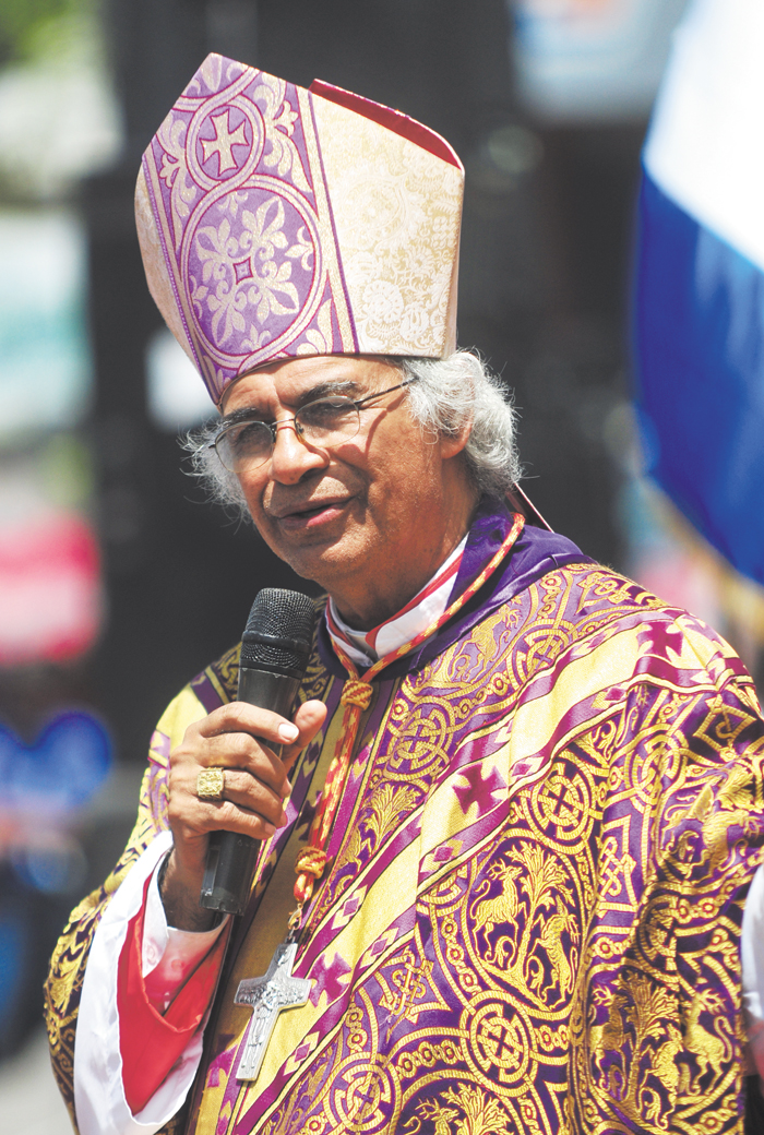Cardenal Brenes en asamblea con laicos