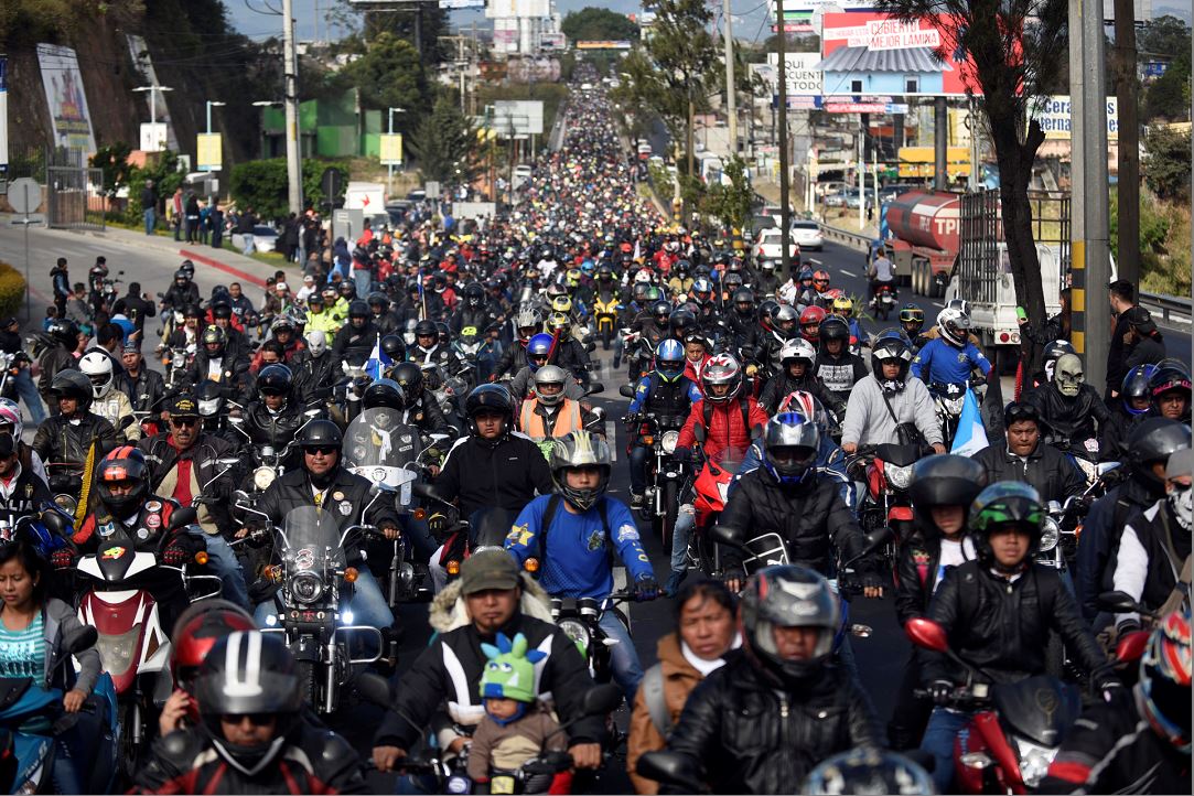 Motociclistas se instalaron en un convoy desde la Plaza de la Constitución en la ciudad de Guatemala a Esquipulas, a 222 km al este, para visitar una estatua negra tallada del siglo XVI de Jesús en una basílica. AFP