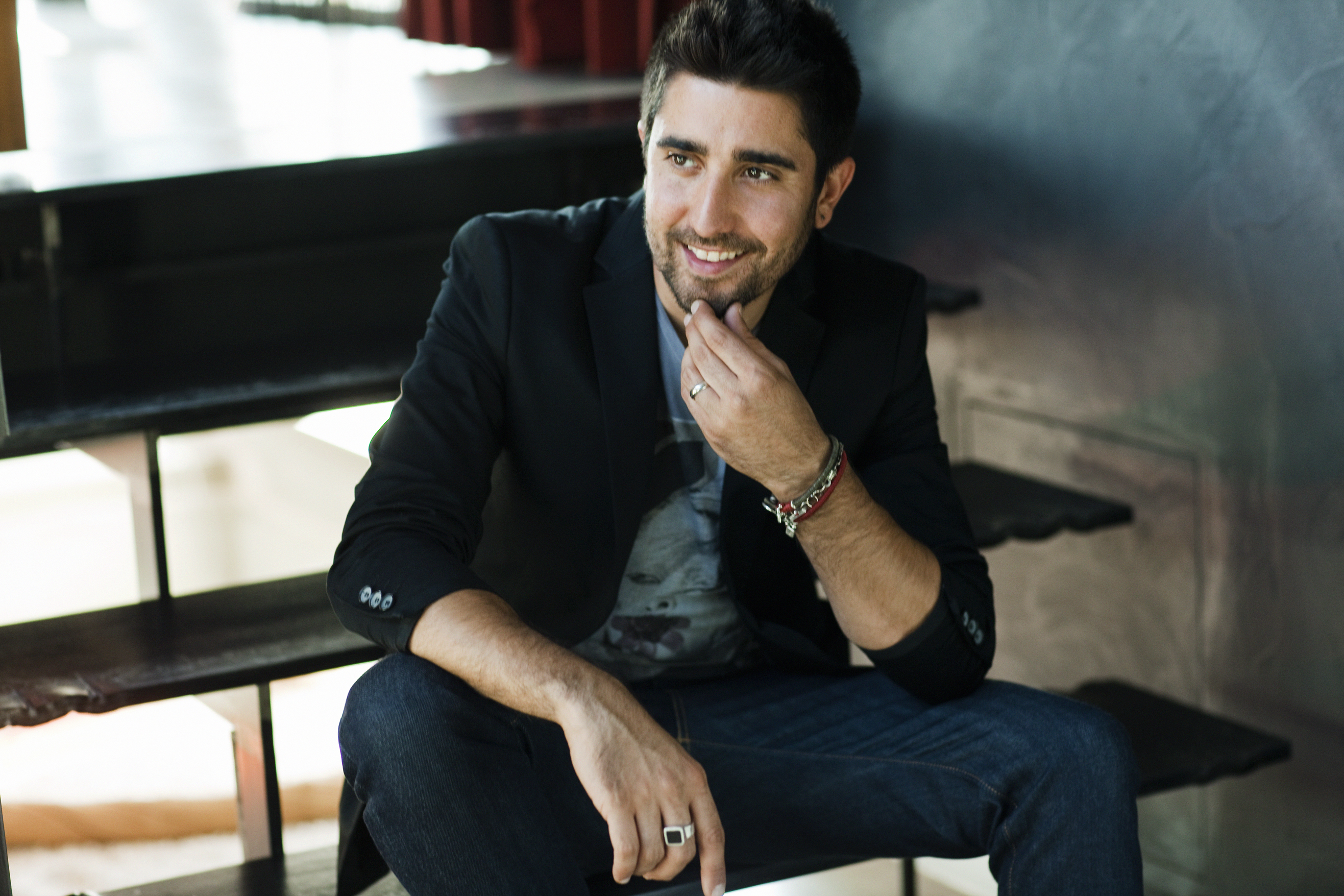 Alex Ubago regresa con su tema Míranos