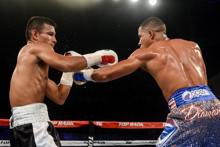 Oliver Flores complicó a Félix Verdejo con su postura de ataque zurda, la noche del sábado en Puerto Rico. Foto: Cortesía/ Boxing Scene