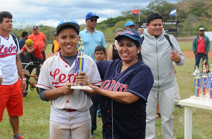 El pequeño Mauricio Benavides, recibiendo el trofeo que lo reconoce como el Mejor Receptor del Campeonato Nacional de Beisbol Infantil “AA”. Foto: Carlos Valle