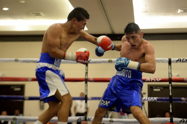Julio Mendoza conecta al mexicano Ulises “El Condorito” Martin en su último combate. Foto. Roberto Fonseca