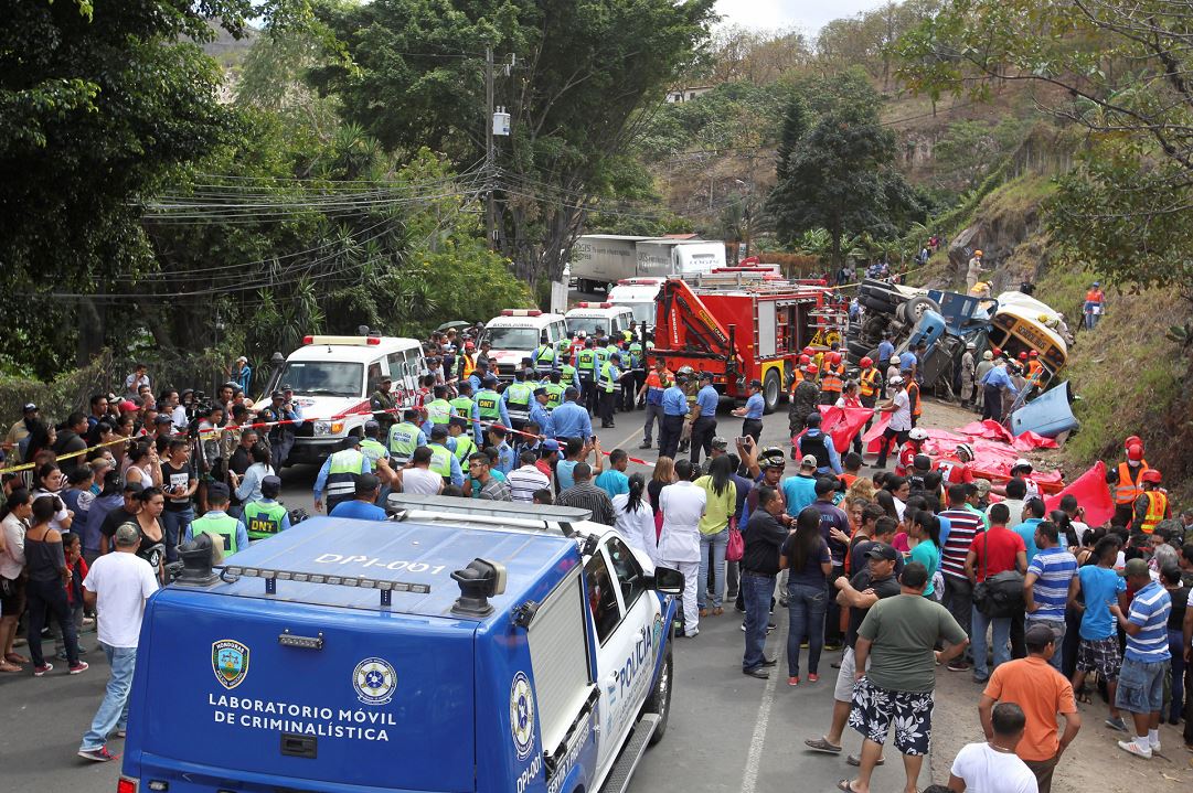 Socorristas hondureños rescatan a las víctimas de un accidente de tránsito al sur de Tegucigalpa, Honduras. EFE