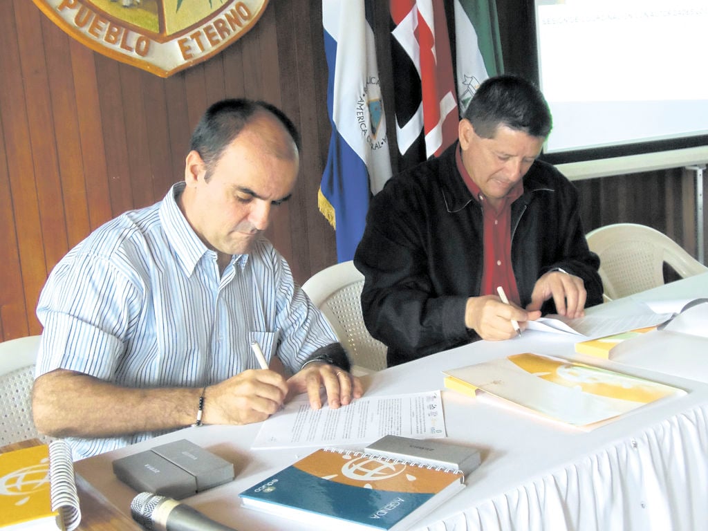 El alcalde de Jinotega, Leonidas Centeno (derecha), en un evento con un organismo no gubernamental español en 2014. LA PRENSA/F.RIVERA.