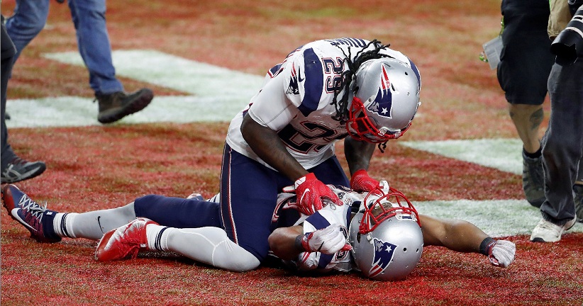 Jugadores de Patriots festejan en el césped la coronación en el Super Bowl. Foto: EFE