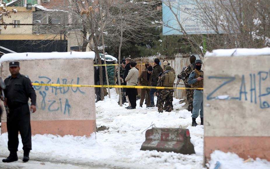 Personal de seguridad resguarda el sitio del atentado suicida en Kabul, en el estacionamiento del Tribunal Supremo afgano. LA PRENSA/AP/Massoud Hossaini