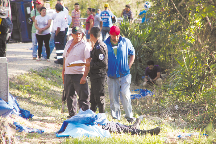 Dos personas murieron instantáneamente, mientras otras cinco fueron trasladadas al hospital de Matagalpa. LA PRENSA/LUIS E. MARTÍNEZ
