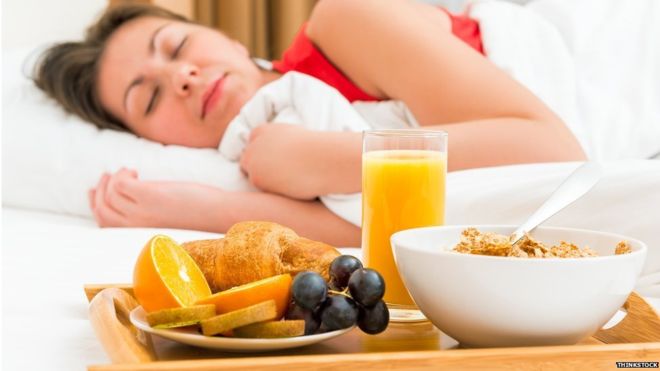 Por qué dormir más de 7 horas puede ayudarte a perder peso