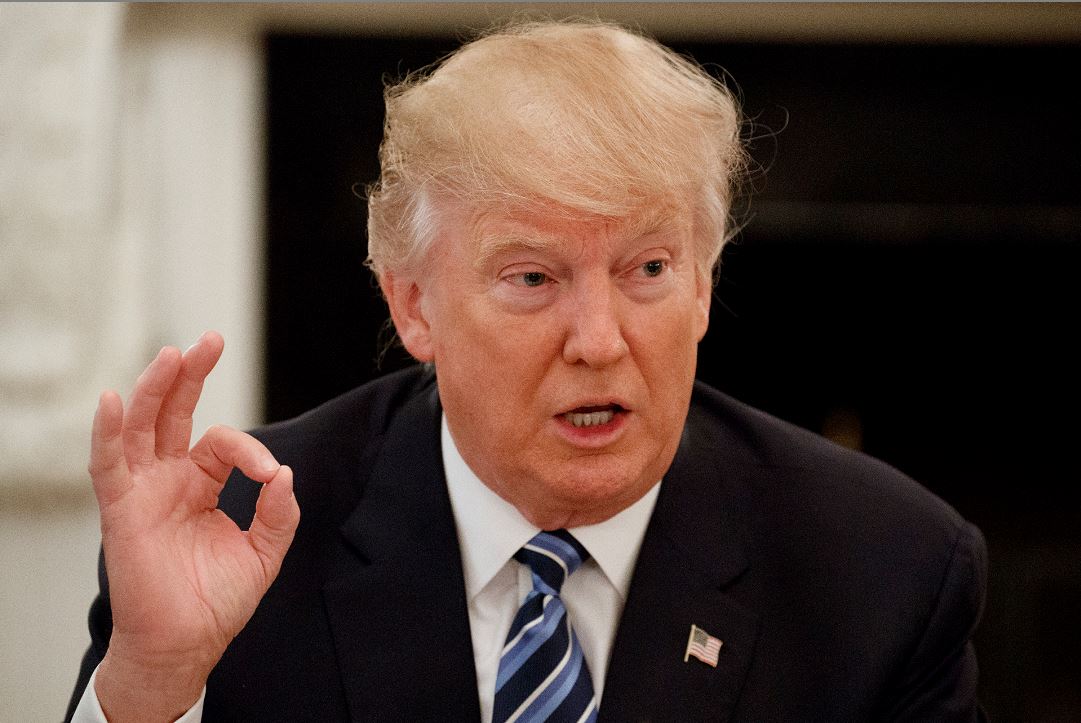 El presidente Donald Trump habla durante una reunión con ejecutivos de la línea aérea en el comedor del estado de la Casa Blanca en Washington. AP