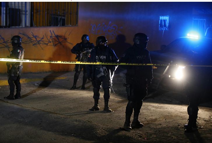Policías estatales y federales resguardan la zona donde Juan Francisco Padrón Sánchez, alias "El H-2", resultó muerto LA PRENSA/EFE