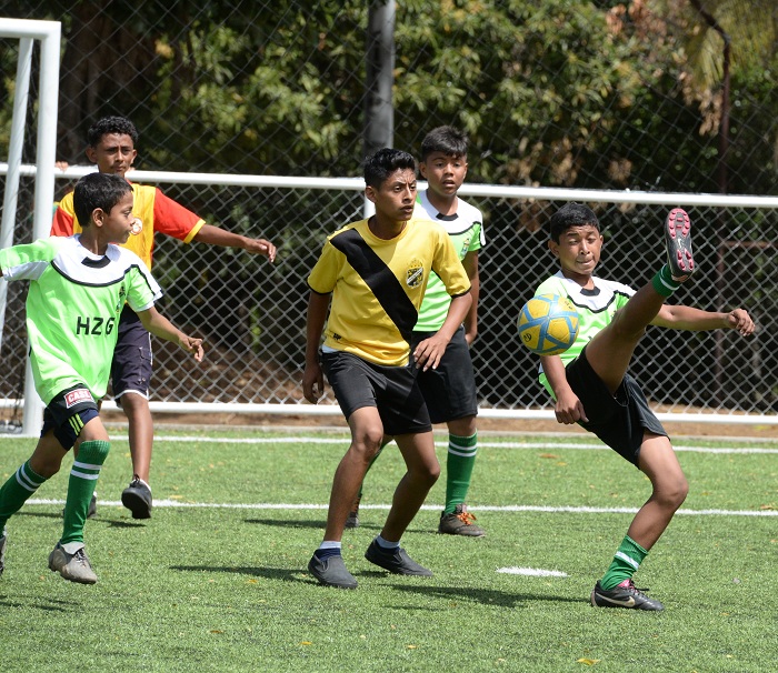 Estudiantes del Hogar Zacarías Guerra jugaron por primera vez en el Centro Deportivo de esta institución. LA PRENSA/URIEL MOLINA