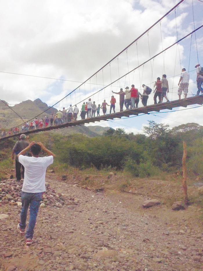Habitantes de San Pedro de Arenales atraviesan el puente colgante con mayor seguridad. LA PRENSA/ CORTESIA/ JEYMI RIVERA