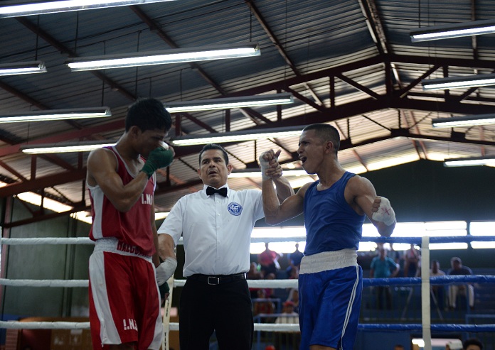 Kevin Traña se consagró en la división de los 52 kilos al vencer a Bryan Blandón este viernes. Foto: Carlos Valle