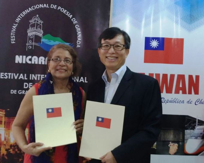 Jaime Chuang, consejero de la Embajada de la República de China (Taiwán), junto a Gloria Gabuardi, organizadora del festival de poesía. LA PRENSA/CORTESÍA