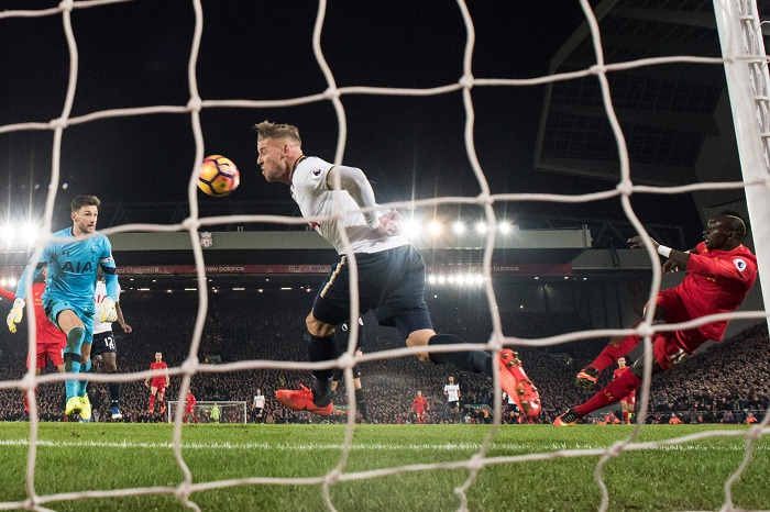 Sadio Mané anotó uno de los dos goles del Liverpool ante Tottenham. LA PRENSA/AFP/Oli SCARFF