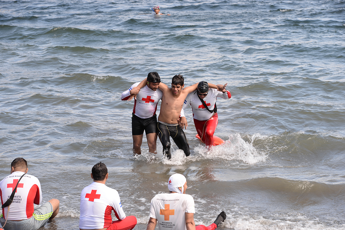Guardavidas de Managua intensifican su entrenamiento previo al Plan Playa 2017 que daría inicio un fin de semana antes de Semana Santa. Foto La Prensa/ C. Valle.