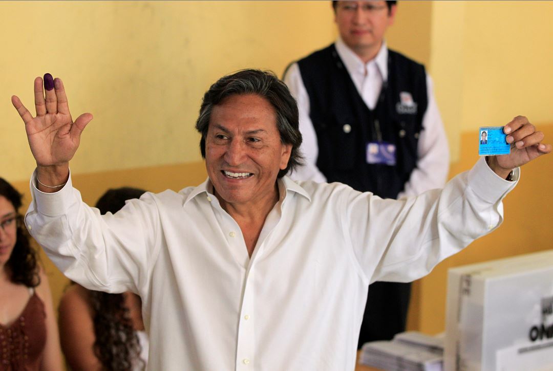 En esta foto del 10 de abril de 2011, se ve al candidato presidencial Alejandro Toledo después de votar en las elecciones generales, en Lima, Perú. AP