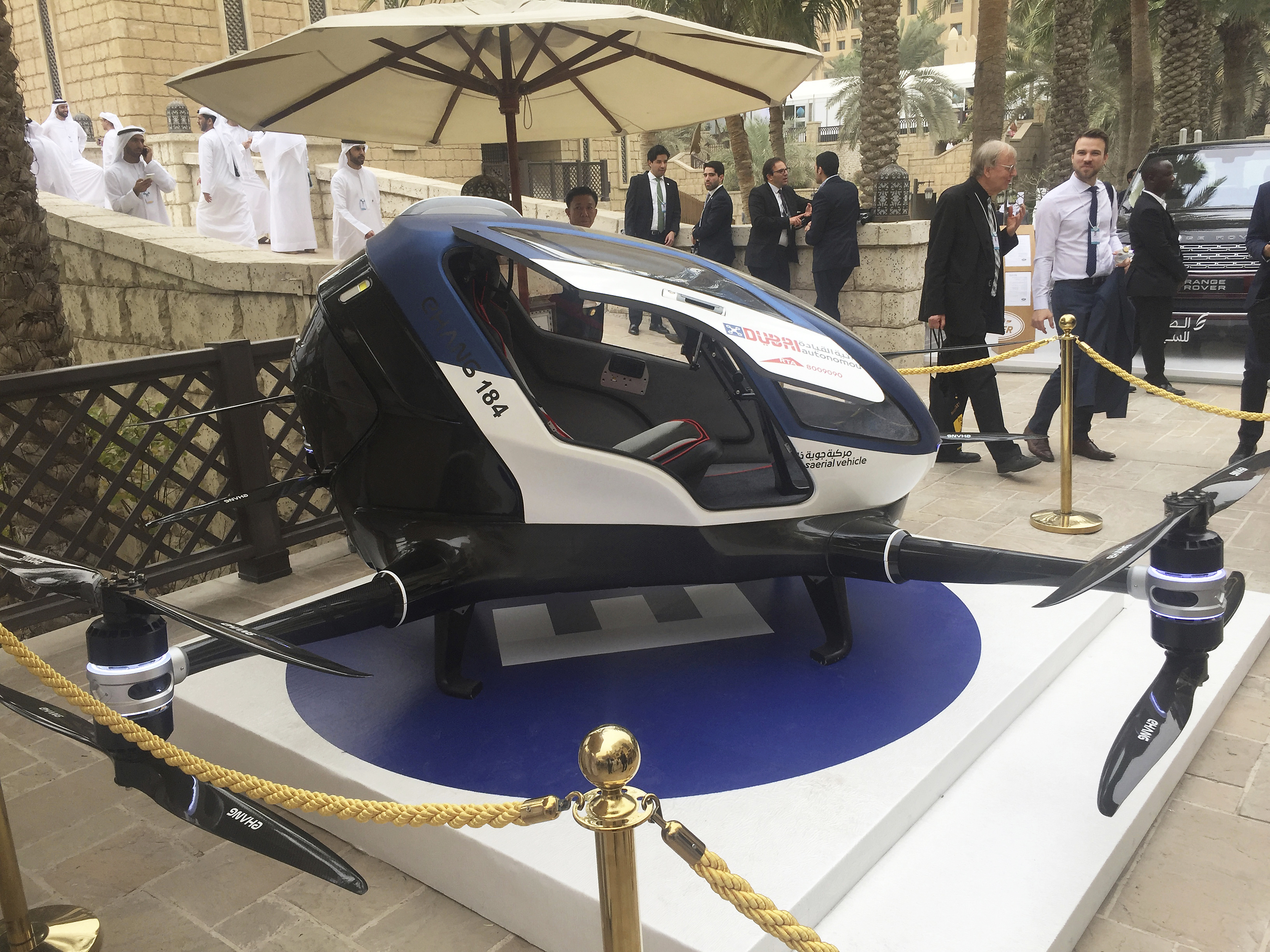 Un modelo de EHang 184 y la próxima generación de Dubai Drone Taxi es visto durante el segundo día de la Cumbre Mundial del Gobierno en Dubai, Emiratos Árabes Unidos. AP